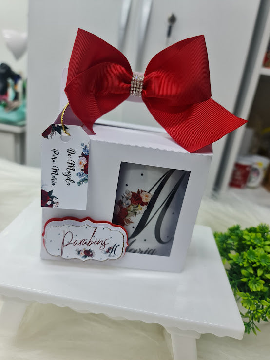 Caneca Personalizada com Nome – Estilo Floral Clássico)