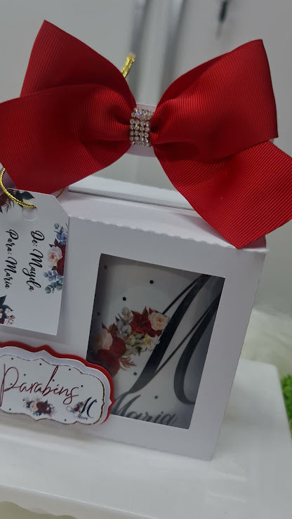 Caneca Personalizada com Nome – Estilo Floral Clássico)
